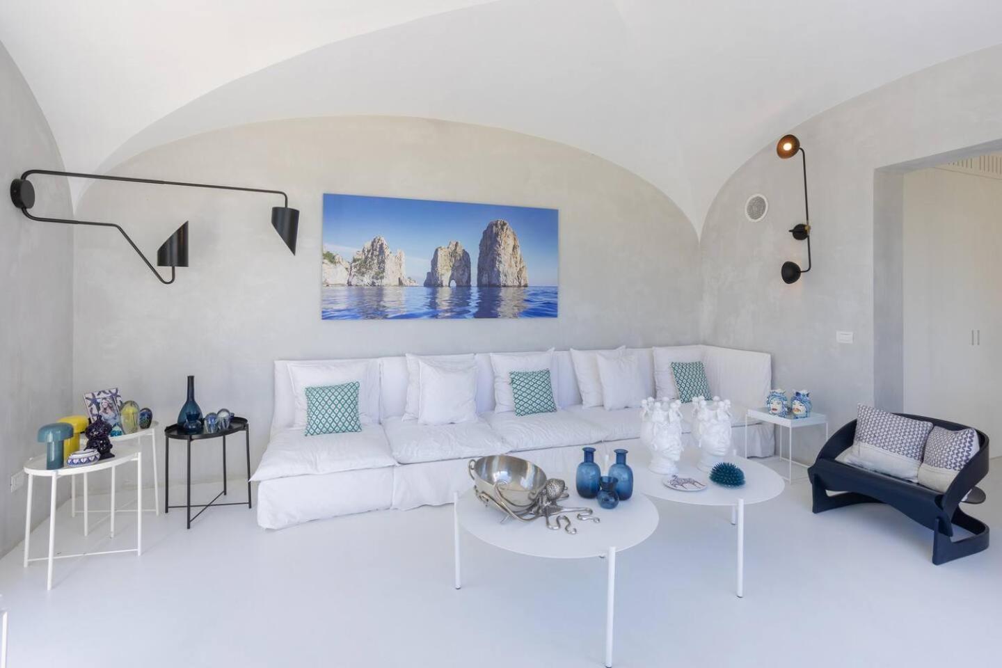 Cara, Villa